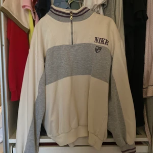 Vintage NIKE sweatshirt  - Superfin vintage Nike sweatshirt som är lite oversized. Jättefint skick och den kan fraktas mot kostnad som köparen står för!🥰🥰 skulle säga att den passar allt från xs-m beronde på hur man vill att den ska sitta:)