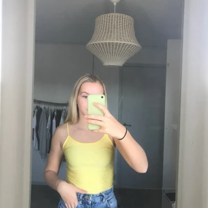 Body/linne från bikbok  - Säljer detta linne i body från bikbok💗 då den inte kommer till användning, använd ett fåtal gånger, köparen står för frakt 