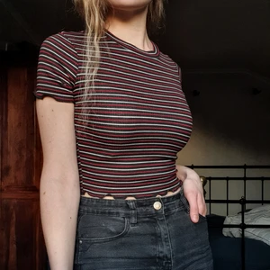 Randig crop top - Säljer över 200 plagg! 🤩 Stor mängdrabatt när du köper fler saker! 🤑 ✨ Köp 3(+) plagg 15% rabatt. ✨ Köp 5(+) plagg 20% rabatt.  ✨ Köp 10 (+) plagg 25 % rabatt. ✨ Köp 15 (+) plagg 30 % rabatt