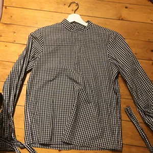 Gina tricot rutig tröja - En tröja från Gina som är så gott som oavnänd