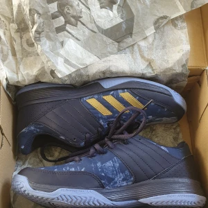 Nya Adidas skor - Helt nya med original kartong 