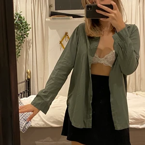 Grön skjorta - Skogsgrön skjorta från divided. Mysig, passar perfekt som övertröja!!