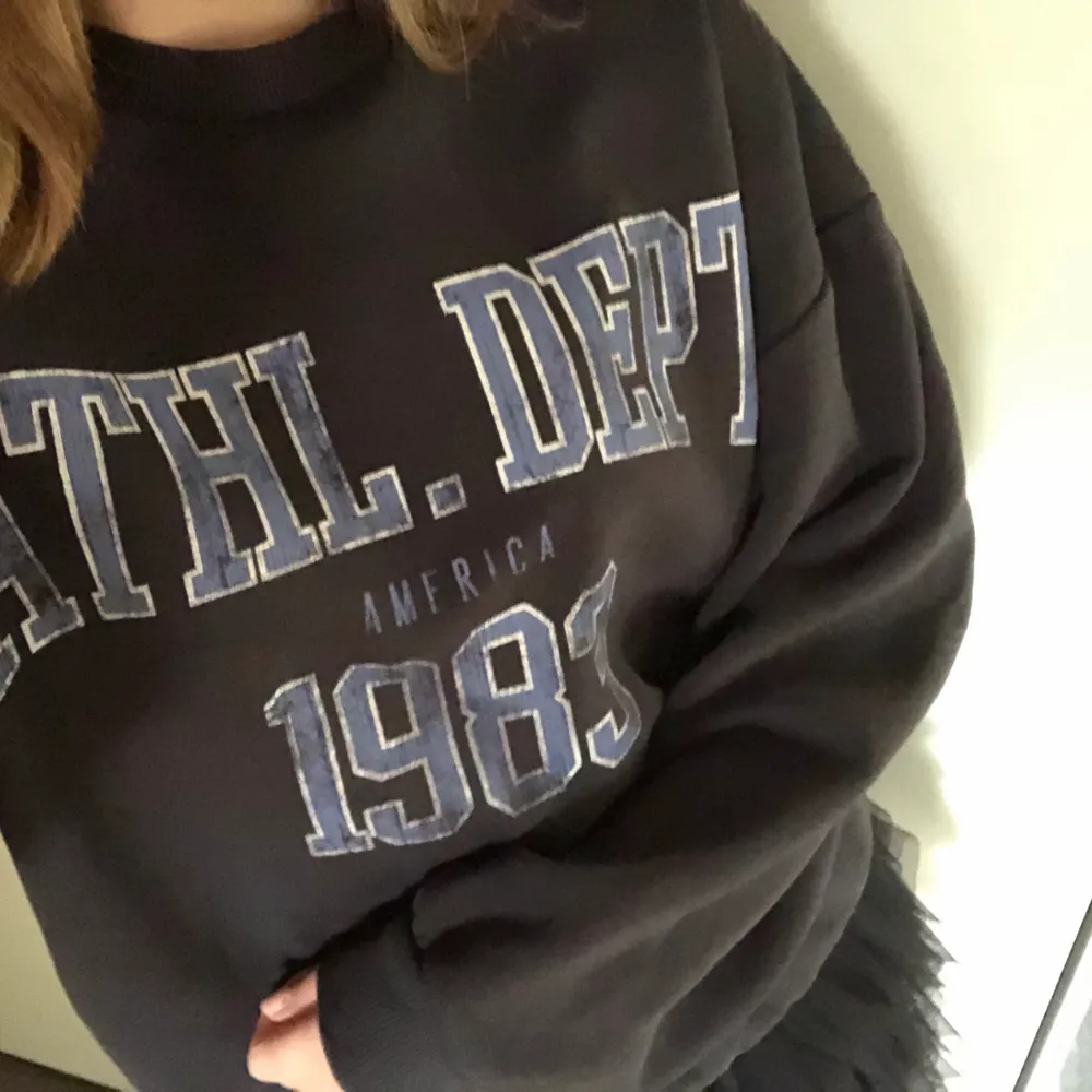 Så fin blå sweatshirt från Gina! Köpt för ca ett år sen, men fortfarande bra skick. skriv vid intresse eller frågor 💕💕. Hoodies.