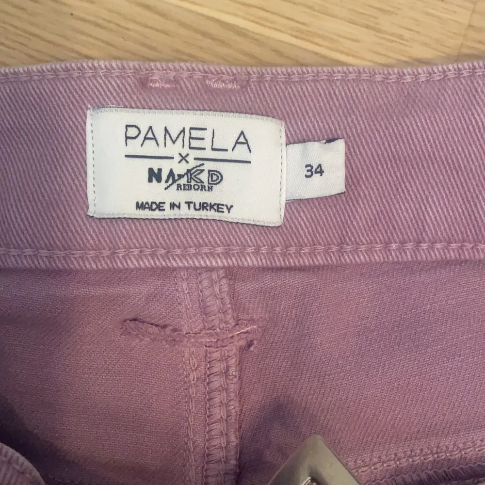 Snygga jeansshorts från NAKD x Pamela. Aldrig använda. . Shorts.