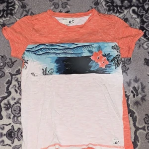 T-shirt - Anävnd fåtal gånger, bra skick