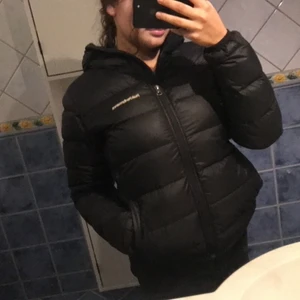 Peak performance jacka  - Peak performance vinter jacka bra i skick använd en termin. Inga skador eller liknande den är lite längre än vanliga jackorna. Storleken är S men passar lika bra på XS eller M. Säljer pågrund av ingen användning längre. Vid intresse kan man få mer bilder på jackan.