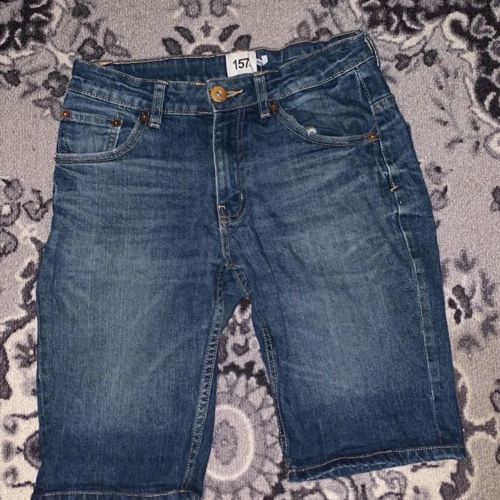 Mörkblåa jeans shorts som är väl använda. Shorts.