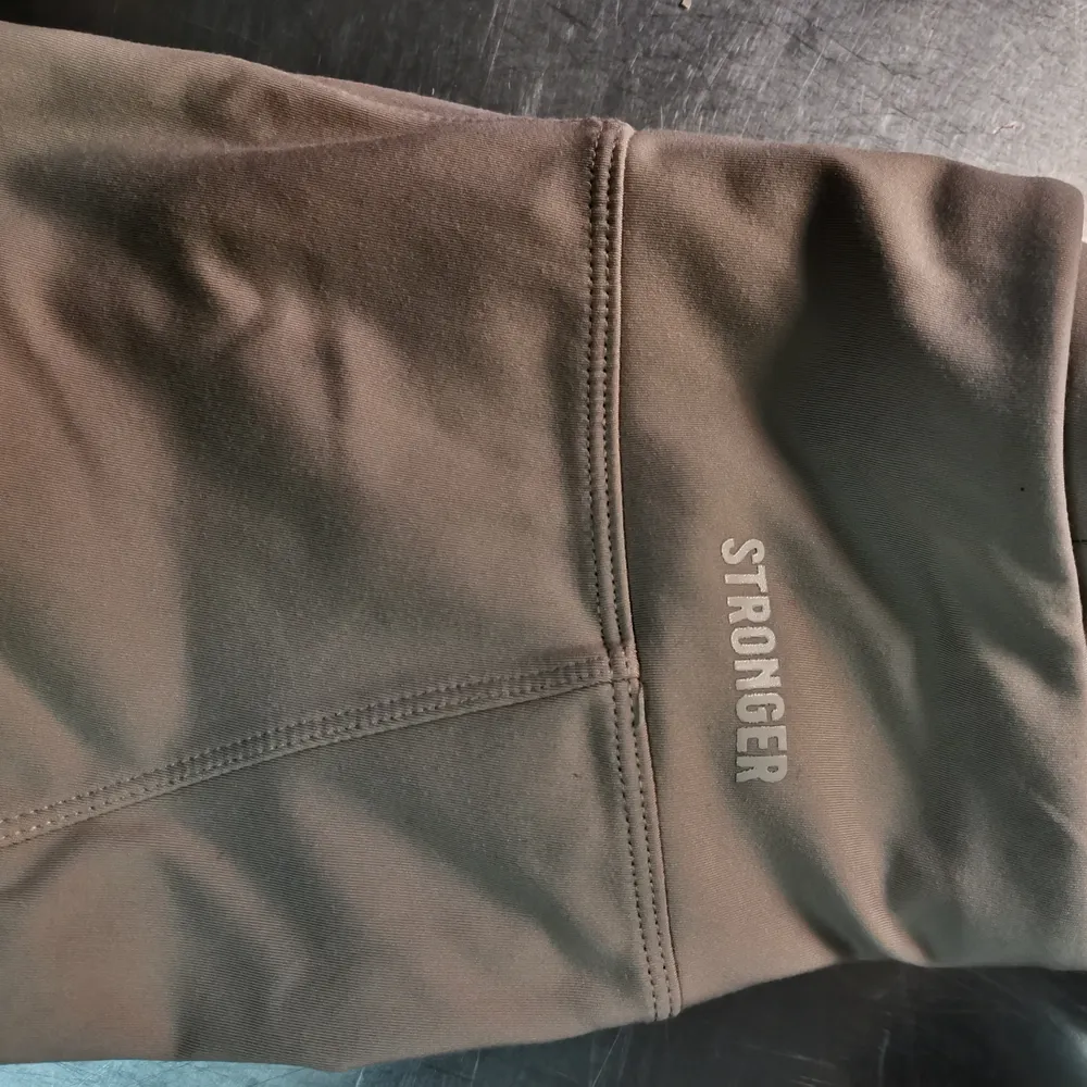 Helt nya tights från stronger säljes då jag inte trivdes i dem. Storlek S men passar M också. Ficka för mobilen baktill. . Muu.