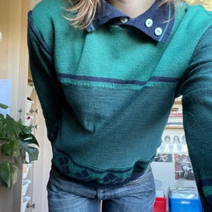 Grön tröja - Fin grön tröja som tyvärr inte kommer till användning längre🐛🦋 står ingen storlek men skulle säga XS-S
