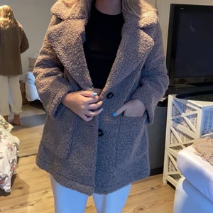 Teddy jacka  - Säljer denna fina jackan då den inte kommer till andväning. Endast använd 2 gånger. Perfekt nu till ett kallare väder. Bra skick, från zara🤎🐻