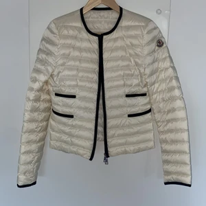 Äkta Moncler jacka storlek S - Jag har använt jackan enbart 5-6 gånger. Säljer den pågrund av min personliga smak. Inga byten!