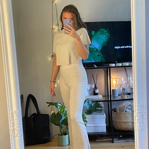 Mjukis set - Säljer nu mitt jättesköna mjukisset från H&M! Använt väldigt få gånger så skicket är i princip som nytt. Säljer båda delarna för 150kr tillsammans!💜 jag är 167cm lång⚡️ hör gärna av er vid frågor!