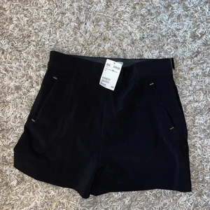 Shorts - Oanvända svarta shorts med gulddetaljer från H&M, lappen kvar. 