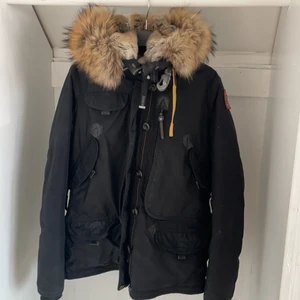 Parajumpers vinterjacka Strl L - Parajumpers vinterjacka i strl L, jackan är i god skick, funkar bra för både män/kvinnor, köptes för 10.000 på Room 1006 i malmö Emporia för drygt 2-3 år sedan, säljs för 4999, priset kan diskuteras vid snabb affär! :) 