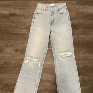Zara jeans  - Säljer mina jeans från zara som jag aldrig använt då de blivit försmå. Där av mycket bra skick. Storlek 36. Köparen står för frakten!