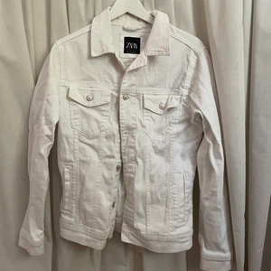 Vit jeansjacka - Vit jeansjacka från Zara, mycket bra skick i strl S