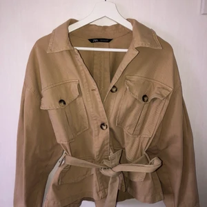 Beige jacka  - En fin beige denim jacka, välvårdad från Zara. Använd sällan, väldigt bra skick. Storlek S men skulle säga att den är ganska stor för sin storlek då den sitter bra på mig som är M/L💕