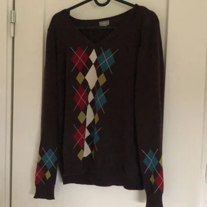 Tröja lol - Säljer denna tröja med mönster på :) köpt från second hand och använd några gånger