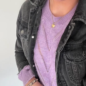 Jeansjacka - Så fin jeansjacka i en tvättad svart/grå färg! Lite slitningar (själva modellen är så) som gör den extra snygg, ser lite vintage ut. Oversized modell 