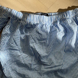 Topp från Berskha - Superfin off-shoulder från Berskha. Använd fåtal gånger och säljer på grund av att den inte används så ofta. Den är i storlek S, men jag är en XS och den passar mig så det är inga problem. Köpare står för frakt men jag kan även mötas upp i Stockholmsområdet.