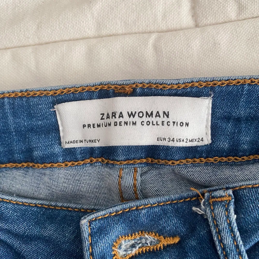 Utsvängda jeans från zara, använda en gång . Jeans & Byxor.