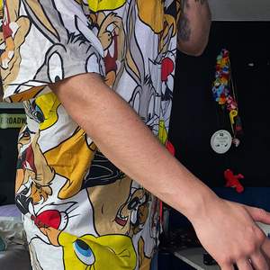 Looney tunes oversized t-shirt, sitter Som XL