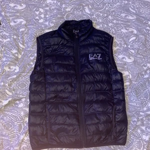 Ea7 väst - Ea7 väst i bra skick. Storleken är L men passar M bra.