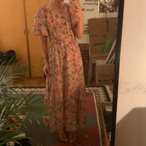 Blommig långklänning från &OtherStories - Endast använd en gång! Jättebra skick, användes på bröllop men har nu inga fler tillfällen att använda den på. Finns att hämtas i Malmö eller skickas. Nypris 1300:-