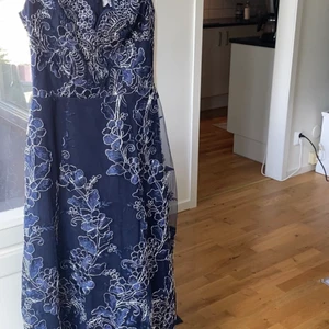 Klänning helt oanvänd  - Helt oanvänd klänning från asos, den är till knäna, köpte själv för 1000kr. Pm vid intresse