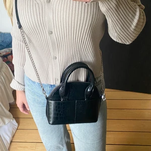 Zara väska - Knappt använd Zara väska med silverkedja🤩 kan skickas men då betalar köpare frakt!