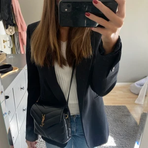 Kavaj - Skitsnygg kavaj från hm, simpel enkel passar till allt! Stl S