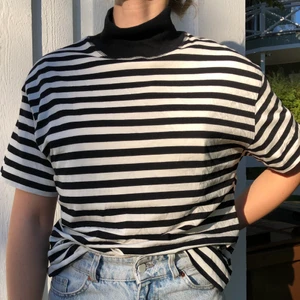 Randig tröja - En randig tröja från Zara i storlek M. Lite annorlunda då den har en högre krage😍 Aldrig använd!