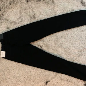 Jeans ZARA - Oanvända pga felköp. Prislappar och etiketter kvar. Rak modell. Normal i storlek. Storlek 38.