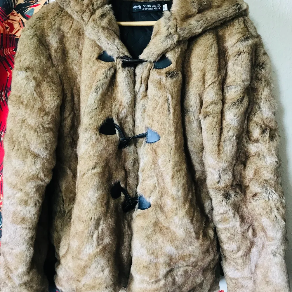 Such a nice warm and elegant coat. Oversized fit S-L depending on how you like it to look and your size as well. I’m a S so it’s an oversized on me. Original price over 1000kr. Jackor.