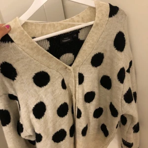 Prickig tröja - En jätte fin stickad prickig tröja/kofta från kappAhl så nice nu till hösten passar bra till typ allt!!!🤩⚡️  den är i storlek Xs men tycker att den är mer som en S 
