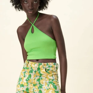 Halterneck topp  - Jättefin populär halterneck topp från zara. Kommer tyvärr inte till så mycket användning. Köptes för 90kr säljer för 45kr, nyskick. Strl s