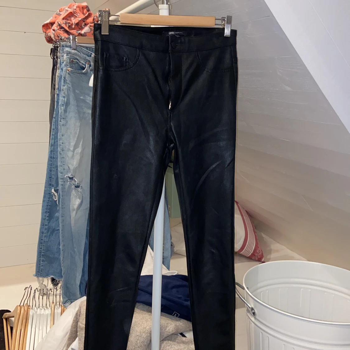 Svarta skinnbyxor strl M