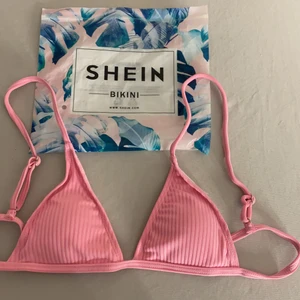 Bikini topp - Bikini topp, köpt från shein. Storleken på den är S men skulle säga att det är en XS. Säljer för att den va för liten, testad en gång. 