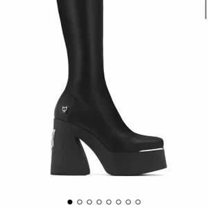 NAKED Wolfe klackar - Säljer dem kända skorna då vi råkade beställa fel sko… helt ny inte ens öppnade, kan ej skicka tillbaka pga NAKED skickar Me ett annat system än Sverige gör.