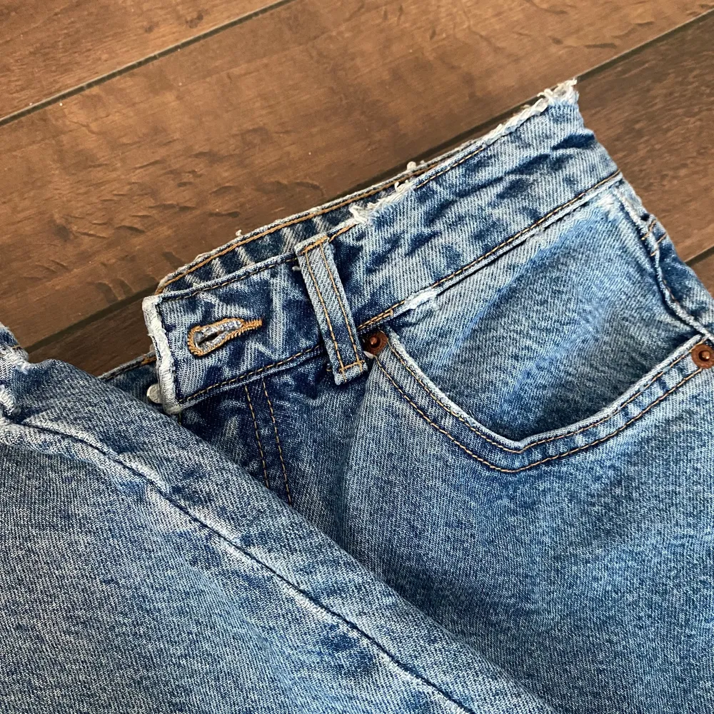 Blåa raka jeans från Zara i storlek 36💙 Har inte använt dessa så förhoppningsvis passar de bättre in i en annan garderob✨. Jeans & Byxor.