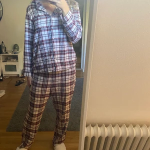 Pyamas - Pyjamas i storlek M, jag är 173cm! Jättemysigt nu till höst och vinter❤️ Fint skick<3