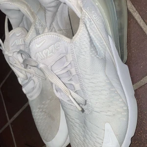 Nike air Max 270 - I bra skick enbart smutsiga, säljer det till den som har tid och tvätta dom. Storlek 40, men som storlek 39. Nypris 1700:-