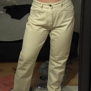 OffWhite jeans  - Mina favoritjeans från Nelly som tyvärr blivit för stora för mig, är 170 cm och de går ända ner på mig😇 köpare står för frakt 