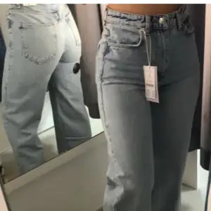 Ljusblå jeans från Gina tricot i storlek 36, uppsydda cirka 7 cm så dom passar mig som är 162💗 köpta för 499kr, köparen står för frakt