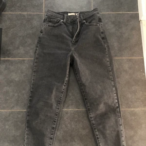 Ett par svart/gråa jeans från Levis  - Dessa fina svart/gråa  byxor från Levis i storlek 25, blivit för små för mig!😊 jag är runt 168 cm lång❤️