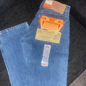 Vintage Levi’s - Hej! Säljer ett par helt oanvända levi’s jeans. Jeansen är herrmodell så w27 är aningen mindre om du är tjej. Superfina på både tjej och kille. Super fina och helt oanvända så grymt skick, byxorna är tillverkade för länge sedan så inte riktigt som dagens 501 or. 200kr eller budgivning pågår m fler är intresserade. Byxorna är aningen rakare i modellen. Tveka inte på att fråga om du undrar något!🥰☺️