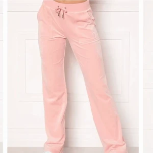 Juicy Couture - Säljer mina Juicy byxor i rosa färg som sitter stora på mig, Supeeer snygga och sitter så fint. Vill ni ha fler bilder kan ni skriva. Pris kan diskuteras. Skulle också kunna byta juicy byxor💓