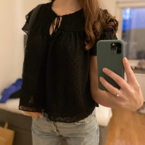 Prickig blus - Jättefin prickig svart blus från zara i strl: xs. Jättesöt fest topp eller att bara ha på en middag eller till vardag. Säljer då den tyvärr inte kommer till användning. Köparen står för frakt💗📦