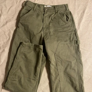 Cargo byxor  - Cargo byxor från zara, stl 32. Använt sparsamt, bra skick