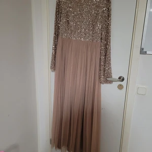 Modest sparkle dress. - Worn once, modest and fancy dress.